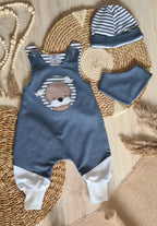 Baby Strampler "Otter Maritim" Frontansicht in Jeans Melange – gesticktes Otter-Applikation mit Streifen-Detail, Halstuch, handgenäht, Mütze separat erhältlich, Little Falili
