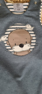 Detailansicht Baby Strampler "Otter Maritim" in Jeans Melange – handgenähtes Stickerei-Design, Little Falili