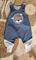 Handmade Baby Strampler "Otter Maritim" in Jeans Melange – Flachbild mit gesticktem Otter-Motiv, Little Falili