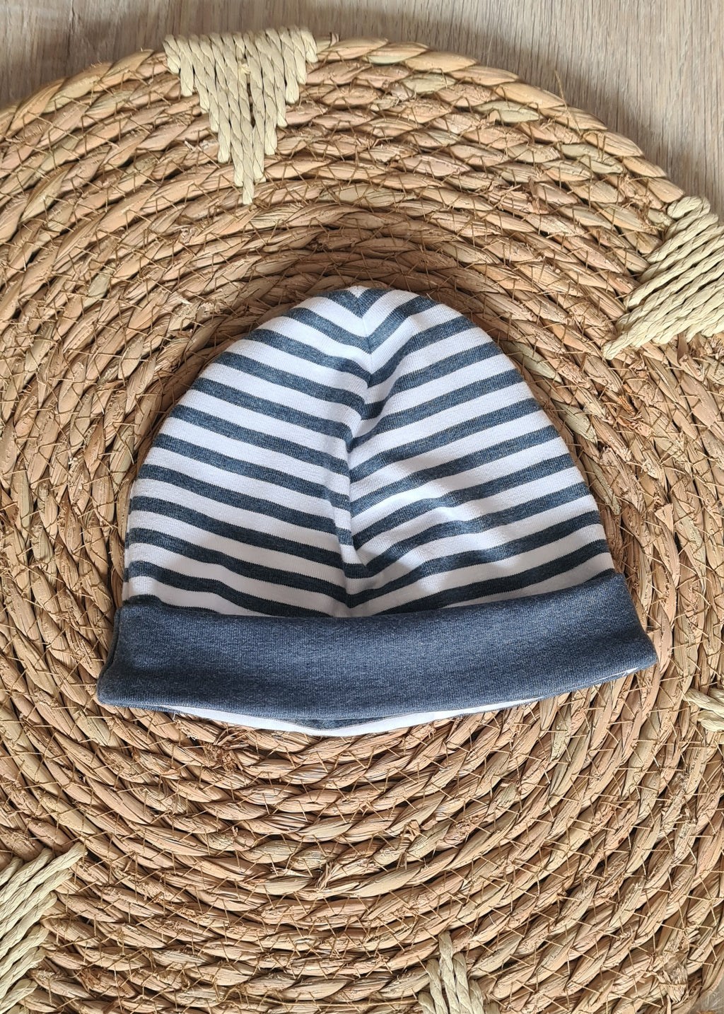 Baby Beanie-Mütze "Otter maritim" handgemacht aus Jersey, 95% Baumwolle 5% Elasthan – passend zur Strampler-Kollektion | Little Falili
