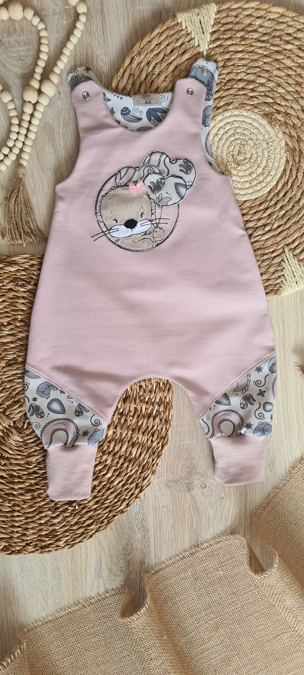 Baby-Strampler rosa Otter aus French Terry, Vorderansicht 