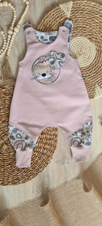 Baby-Strampler rosa Otter aus French Terry, Vorderansicht 