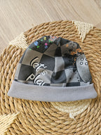Baby Beanie-Mütze "Let's play" mit Controller-Motiv, handgemacht aus French Terry, 95% Baumwolle 5% Elasthan – passend zur Strampler-Kollektion | Little Falili
