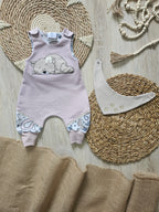 Handgemachter Baby-Strampler "Kätzchen" aus French Terry und Jersey mit Katzen-Stickerei und Halstuch, Gesamtansicht – Mütze separat erhältlich
