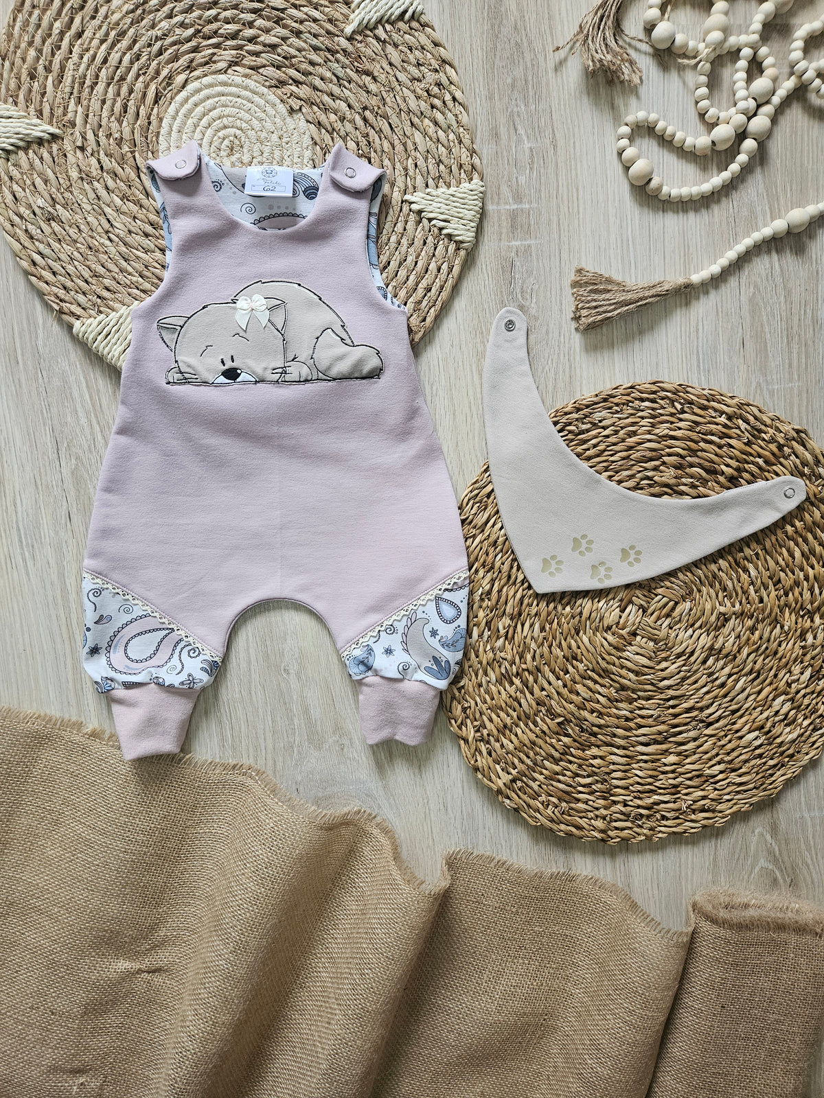 Handgemachter Baby-Strampler "Kätzchen" aus French Terry und Jersey mit Katzen-Stickerei und Halstuch, Gesamtansicht – Mütze separat erhältlich