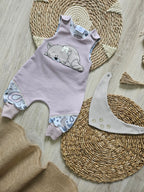 Baby-Strampler "Kätzchen" aus French Terry, Vorderansicht mit passendem Halstuch