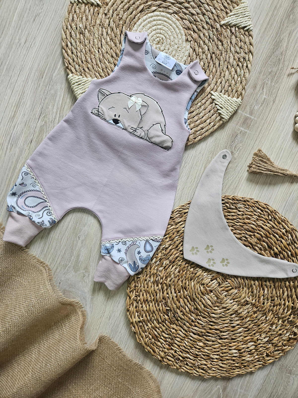 Baby-Strampler "Kätzchen" aus French Terry, Vorderansicht mit passendem Halstuch