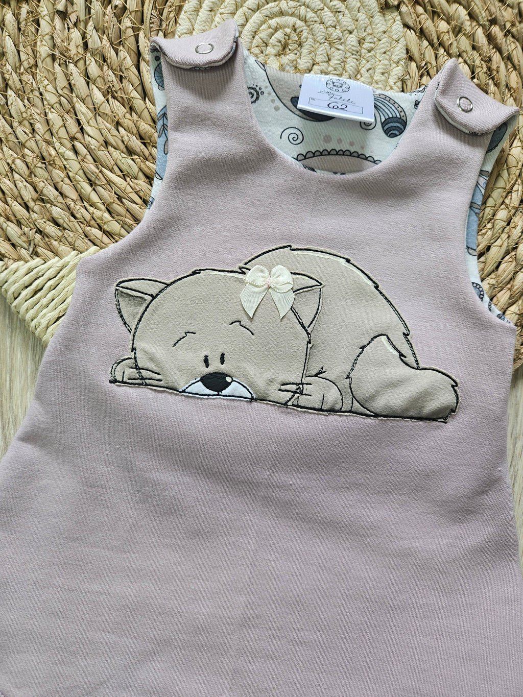 Nahaufnahme Katzen-Stickerei auf Baby-Strampler aus French Terry & Jersey, handmade Little Falili