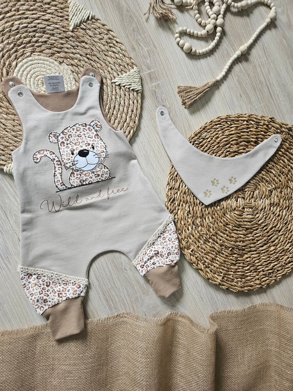 Knoten-Mütze „Leo“ mit Leo-Design – Detailansicht
