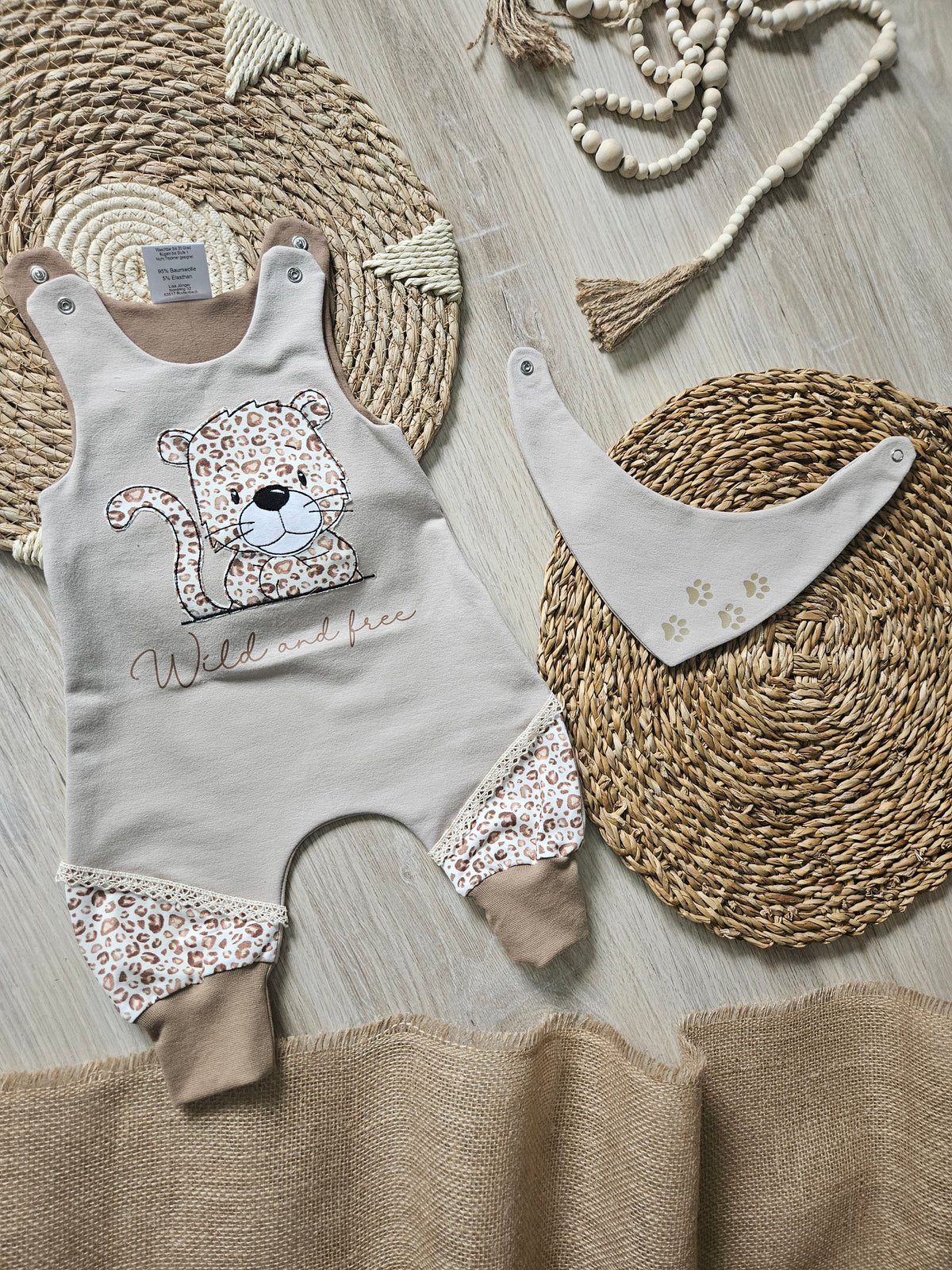 Knoten-Mütze „Leo“ mit Leo-Design – Detailansicht
