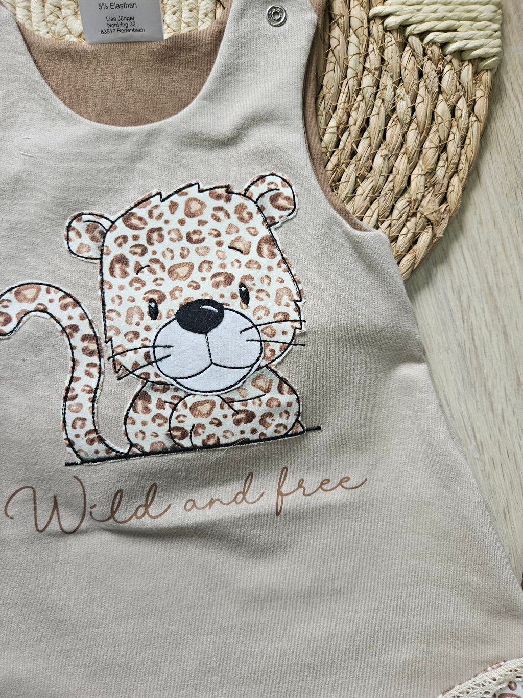Baby Strampler "Leo" Detailansicht Leopard-Stickmotiv in sand, French Terry & Jersey, 95% Baumwolle 5% Elasthan – Mütze & Wollwalkanzug separat erhältlich | Little Falili
