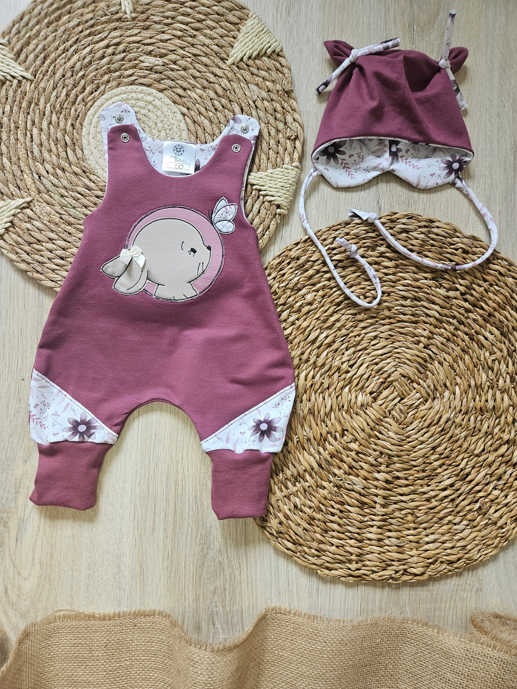 Handgemachter Baby-Strampler mit Hasen- und Schmetterling-Stickerei aus French Terry, mit Halstuch und Mütze separat erhältlich, Gesamtansicht