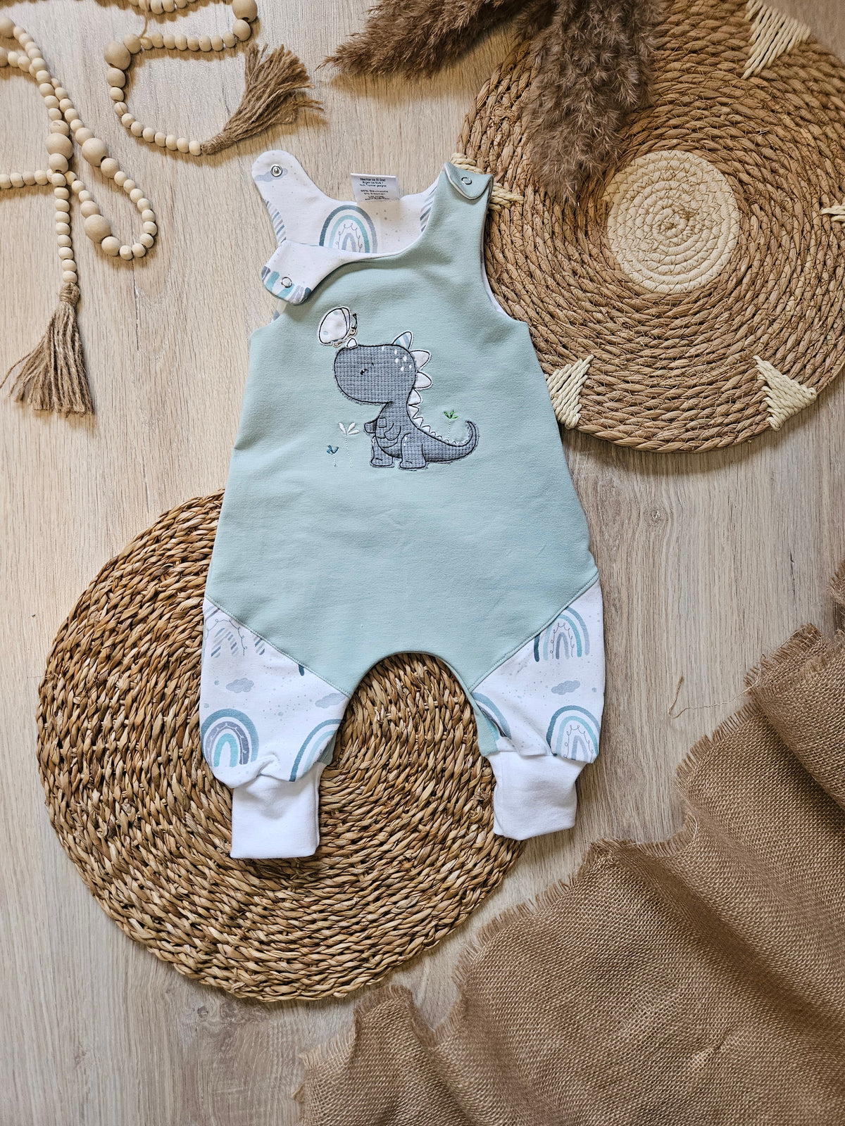 Baby Strampler "Dino mit Schmetterling" in Mint mit Dino-Stickmotiv, French Terry, 95% Baumwolle 5% Elasthan | Little Falili
