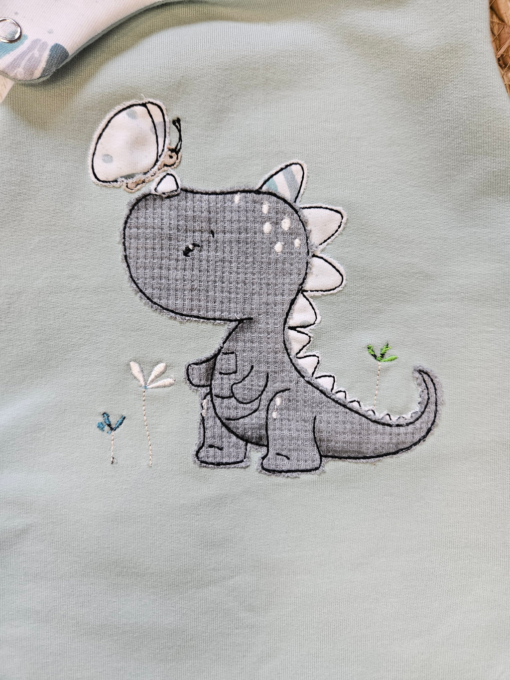 Baby Strampler "Dino mit Schmetterling" Detailansicht Dino-Stickmotiv in Mint, French Terry, 95% Baumwolle 5% Elasthan | Little Falili

