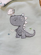 Baby Strampler "Dino mit Schmetterling" Detailansicht Dino-Stickmotiv in Mint, French Terry, 95% Baumwolle 5% Elasthan | Little Falili
