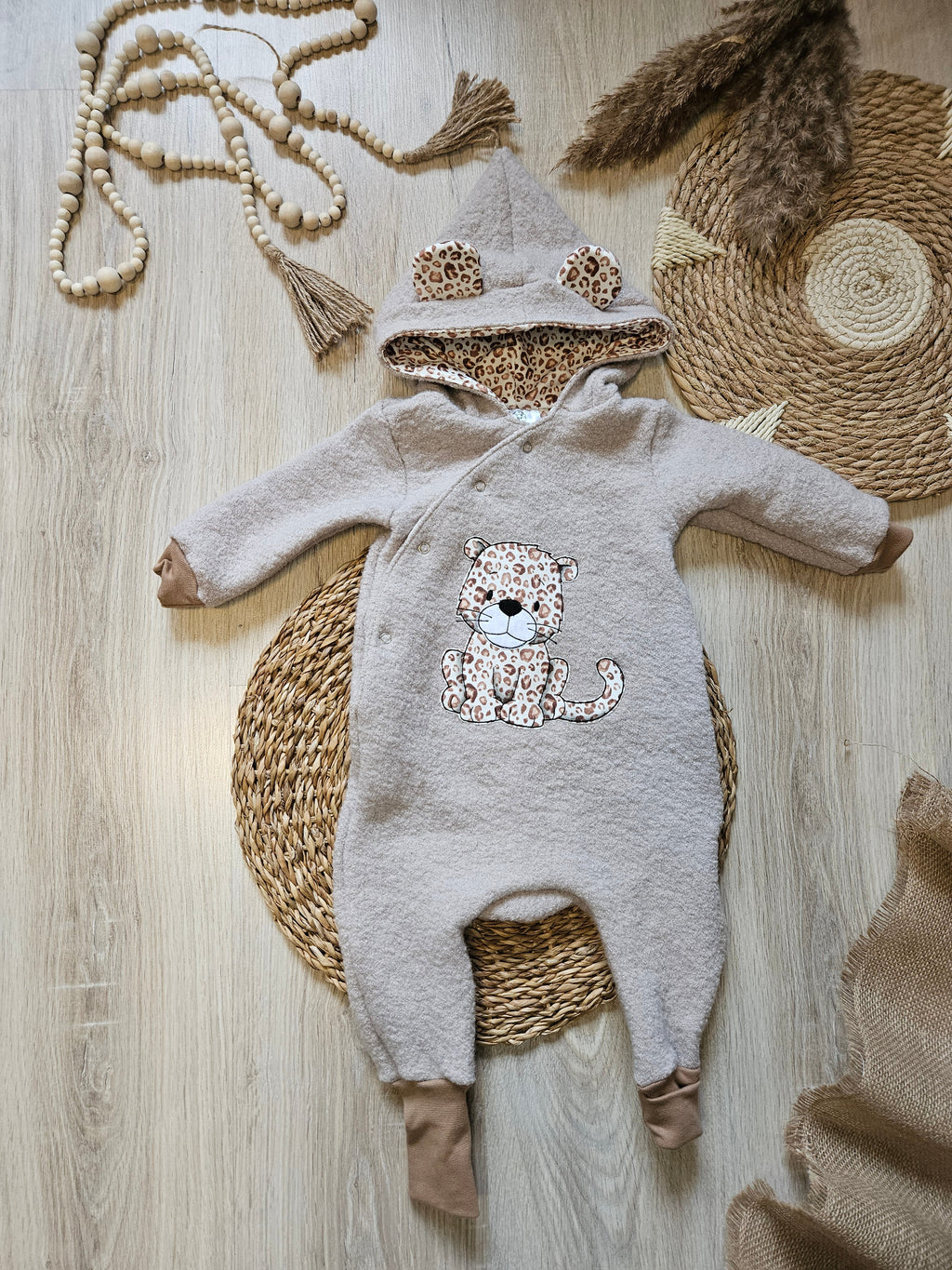 Kapuze eines Wollwalkanzugs mit Leoparden-Jersey und kleinen Ohren