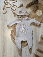 Kapuze eines Wollwalkanzugs mit Leoparden-Jersey und kleinen Ohren