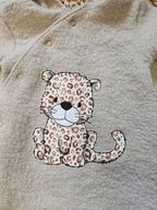 Leoparden-Applikation auf einem beigen Wollwalkanzug für Kinder