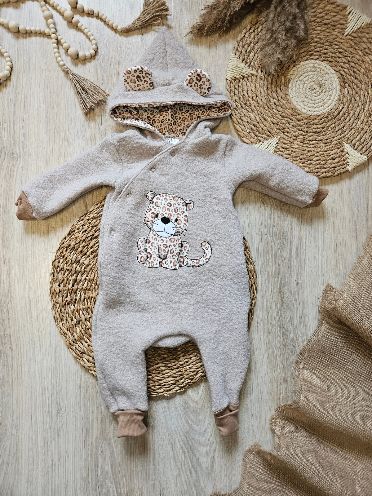 Wollwalkanzug "Leo" Ganzkörperansicht  in sand,  Wollwalkanzug separat erhältlich | Little Falili
