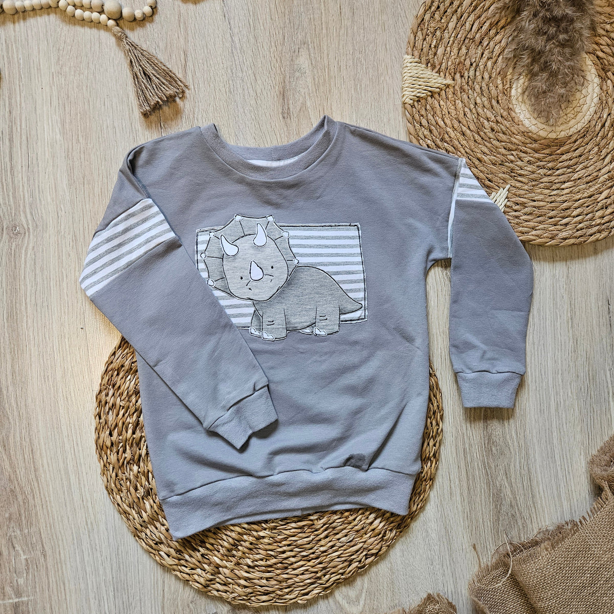 Kinder Pullover "Dino T." mit Dinosaurier-Stickerei, French Terry & Jersey 95% Baumwolle 5% Elasthan, handgenäht | Little Falili
