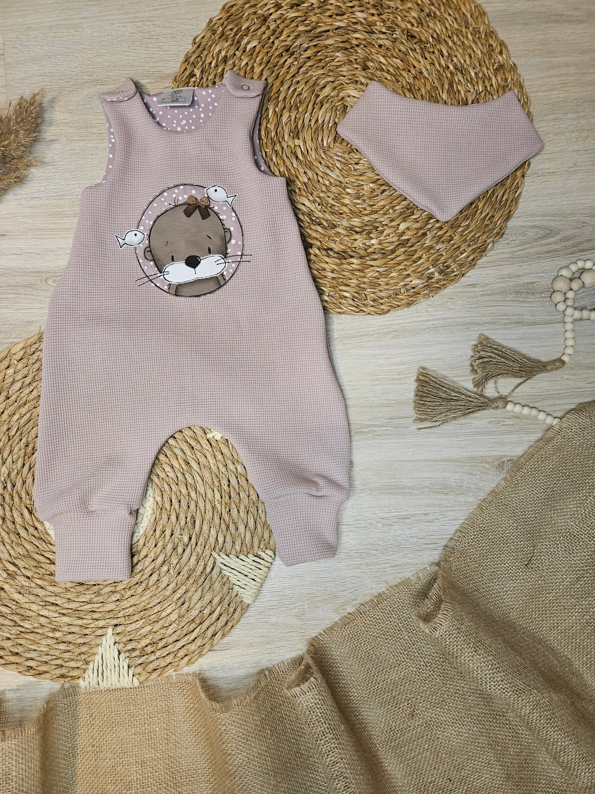 Baby Strampler „Olivia maritim" in Altrosa mit Halstuch aus Waffeljersey, handmade, mit Otter-Stickerei | Little Falili