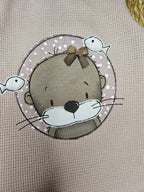 Detailansicht Otter-Stickerei auf altrosa Baby Strampler aus Waffeljersey, handmade | Little Falili