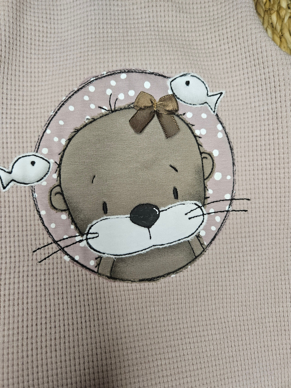 Detailansicht Otter-Stickerei auf altrosa Baby Strampler aus Waffeljersey, handmade | Little Falili