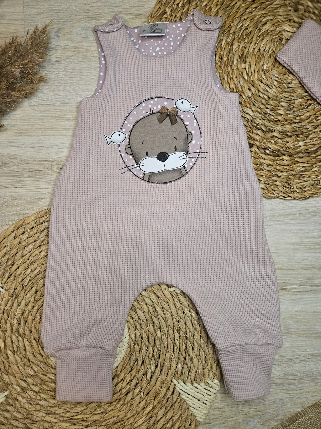 Otter-Stickerei auf altrosa Baby Strampler aus Waffeljersey, handmade | Little Falili