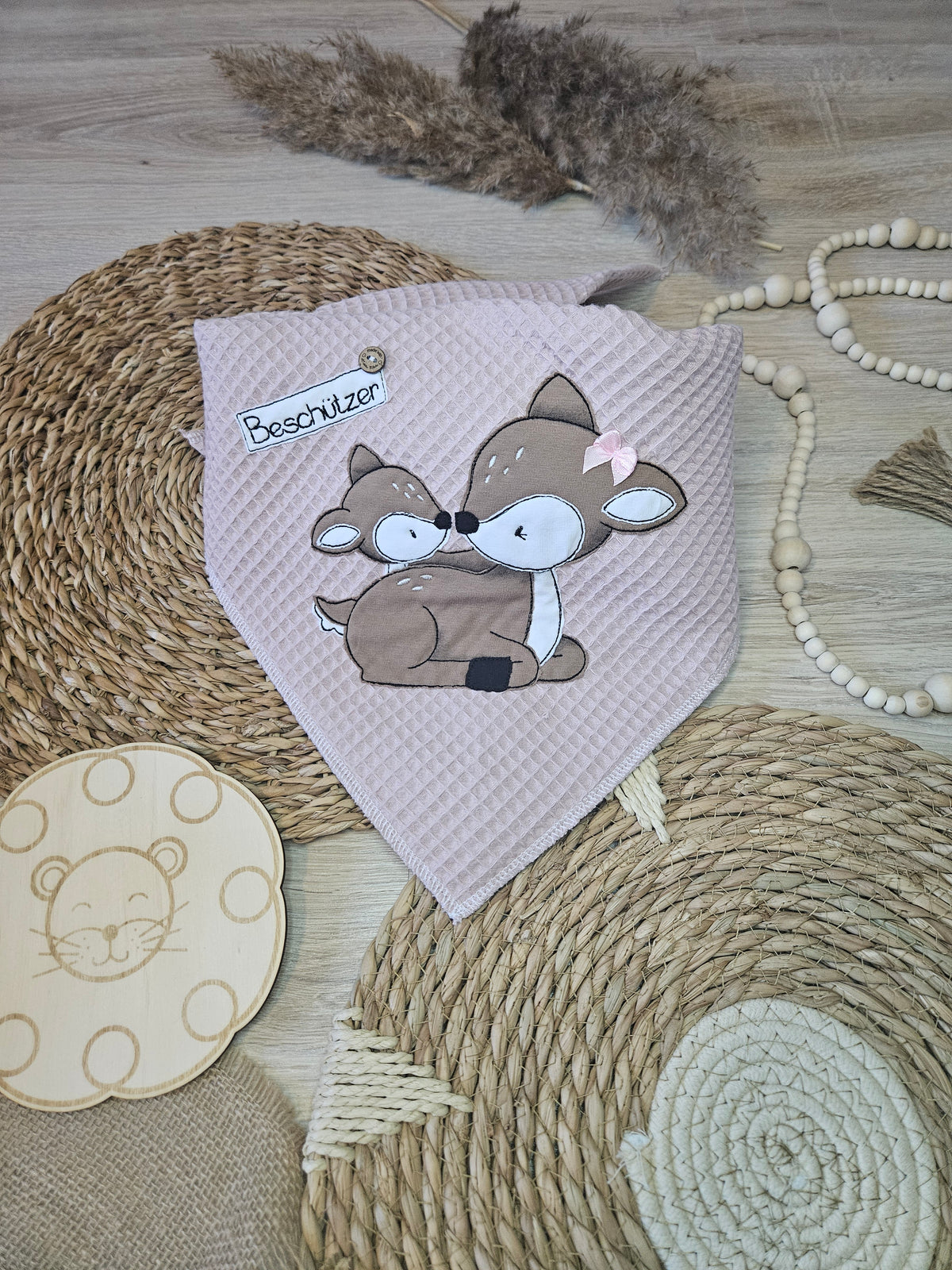 XL Dreieckstuch „Rehe“ aus Waffelpiqué mit Reh-Stickmotiv