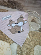 Detailansicht XL Dreieckstuch „Rehe“ mit Reh-Stickmotiv