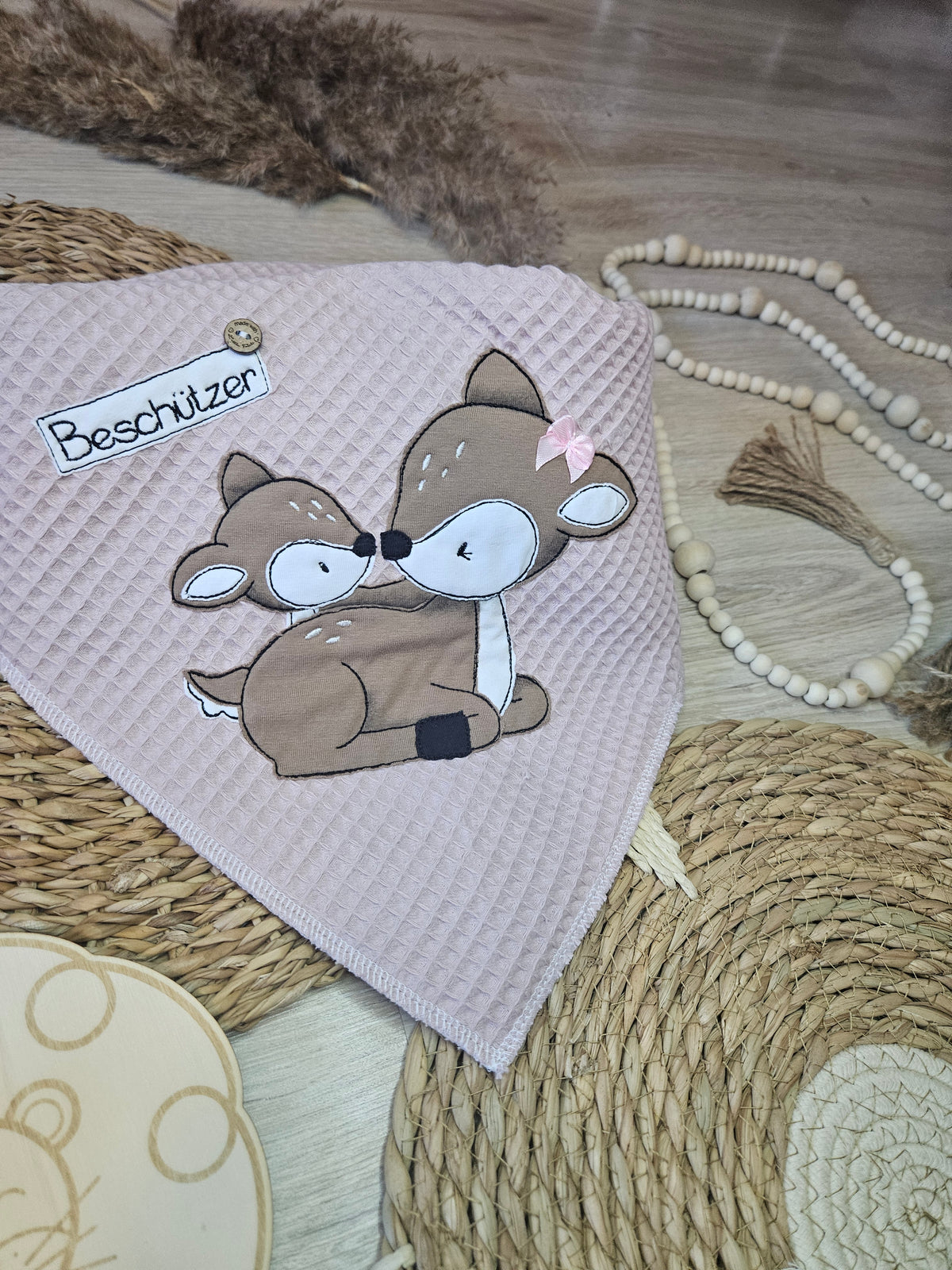 Detailansicht XL Dreieckstuch „Rehe“ mit Reh-Stickmotiv