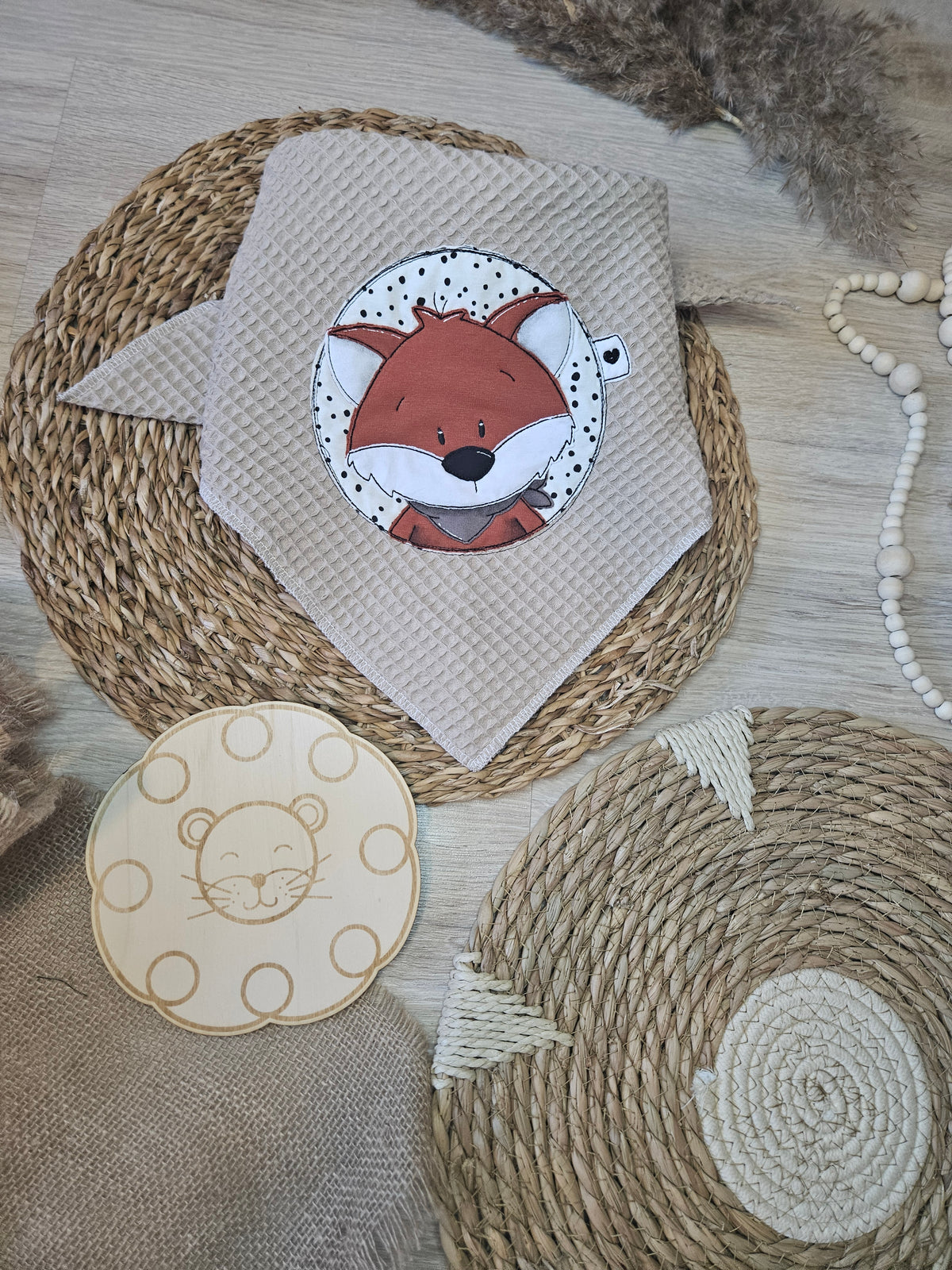 Dreieckstuch "Fuchs" Detailansicht Fuchs-Stickerei, Waffelpiqué 100% Baumwolle, als Dreieckstuch gebunden | Little Falili
