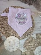 Baby Musselintuch "Hochlandrind" mit Hochlandrind-Stickmotiv, 100% Baumwolle Musselin, 60x60 cm, handgenäht | Little Falili
