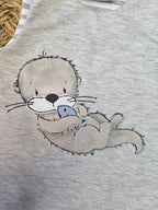 Baby Strampler "Otter mit Fisch grau" Detailansicht Otter-Stickmotiv in grau, French Terry & Jersey, 95% Baumwolle 5% Elasthan – Mütze separat erhältlich | Little Falili
