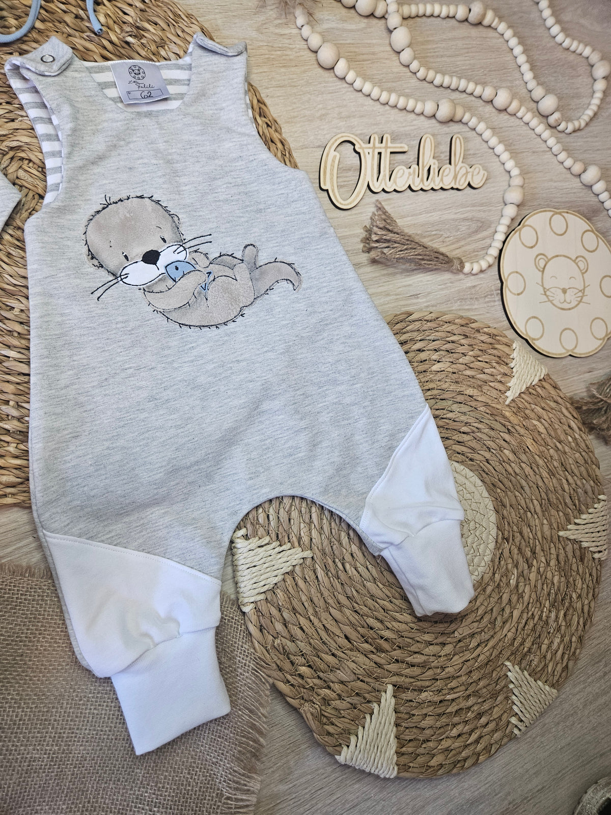 Baby Strampler "Otter mit Fisch grau" mit Halstuch in grau, French Terry & Jersey, 95% Baumwolle 5% Elasthan – Mütze separat erhältlich 
