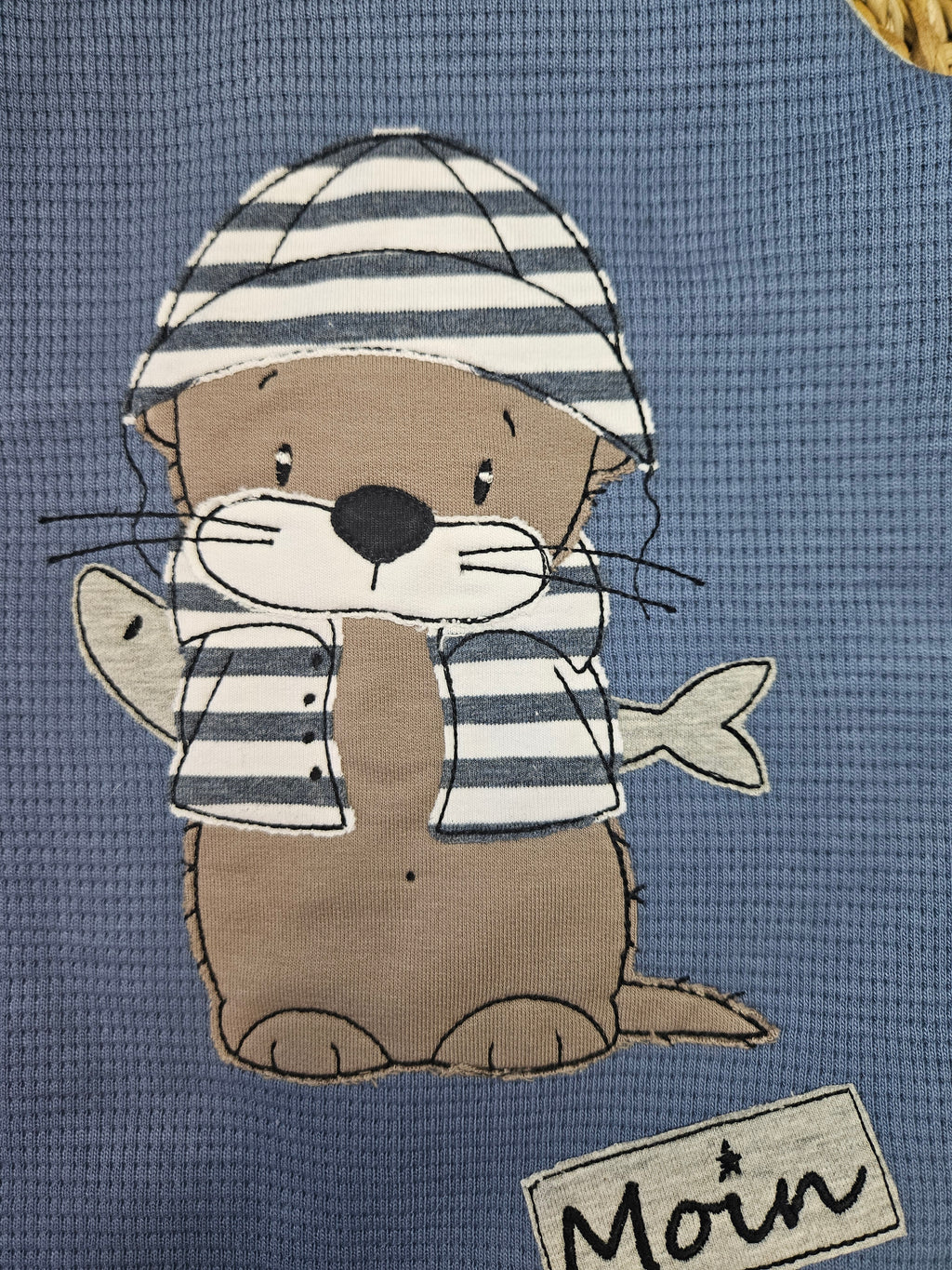 Baby Strampler "Fischer Otter" Detailansicht Otter-Stickmotiv in blau, Waffeljersey & Jersey, 99% Baumwolle 1% Elasthan | Little Falili
