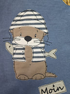 Baby Strampler "Fischer Otter" Detailansicht Otter-Stickmotiv in blau, Waffeljersey & Jersey, 99% Baumwolle 1% Elasthan | Little Falili
