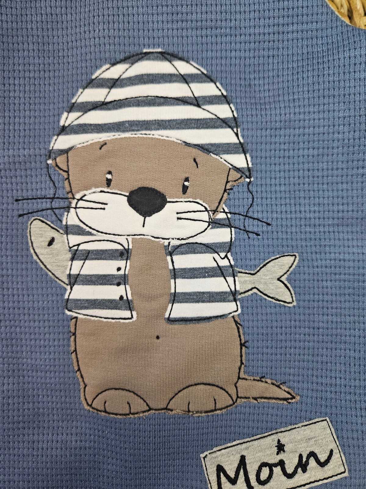 Baby Strampler "Fischer Otter" Detailansicht Otter-Stickmotiv in blau, Waffeljersey & Jersey, 99% Baumwolle 1% Elasthan | Little Falili
