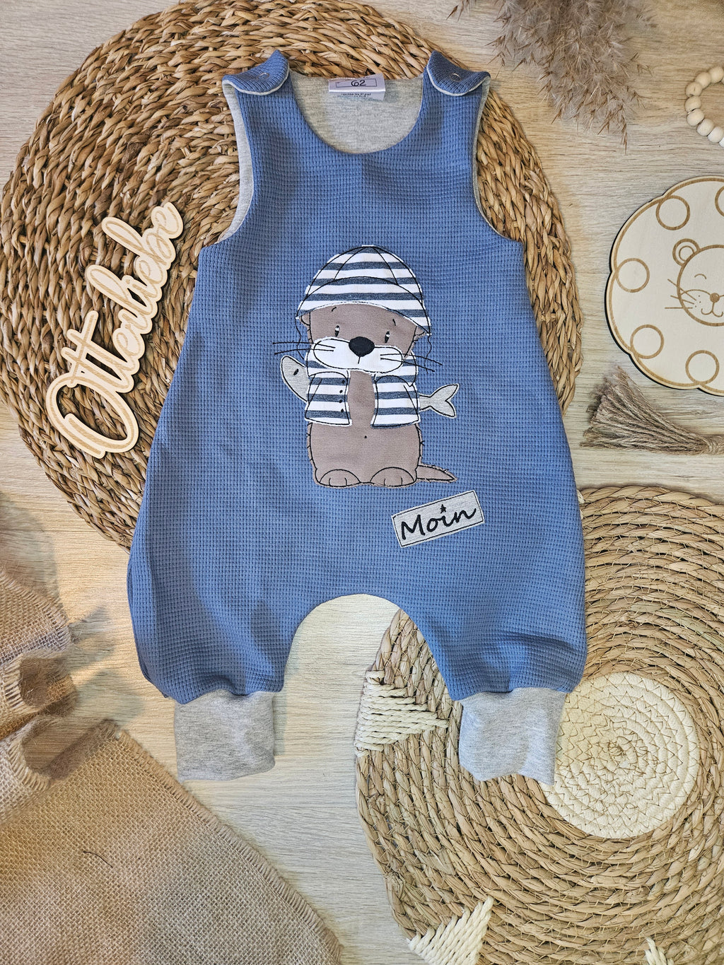 Baby Strampler "Fischer Otter" in blau mit Otter-Stickmotiv, Waffeljersey & Jersey, 99% Baumwolle 1% Elasthan | Little Falili

