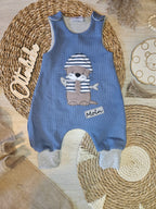 Baby Strampler "Fischer Otter" in blau mit Otter-Stickmotiv, Waffeljersey & Jersey, 99% Baumwolle 1% Elasthan | Little Falili
