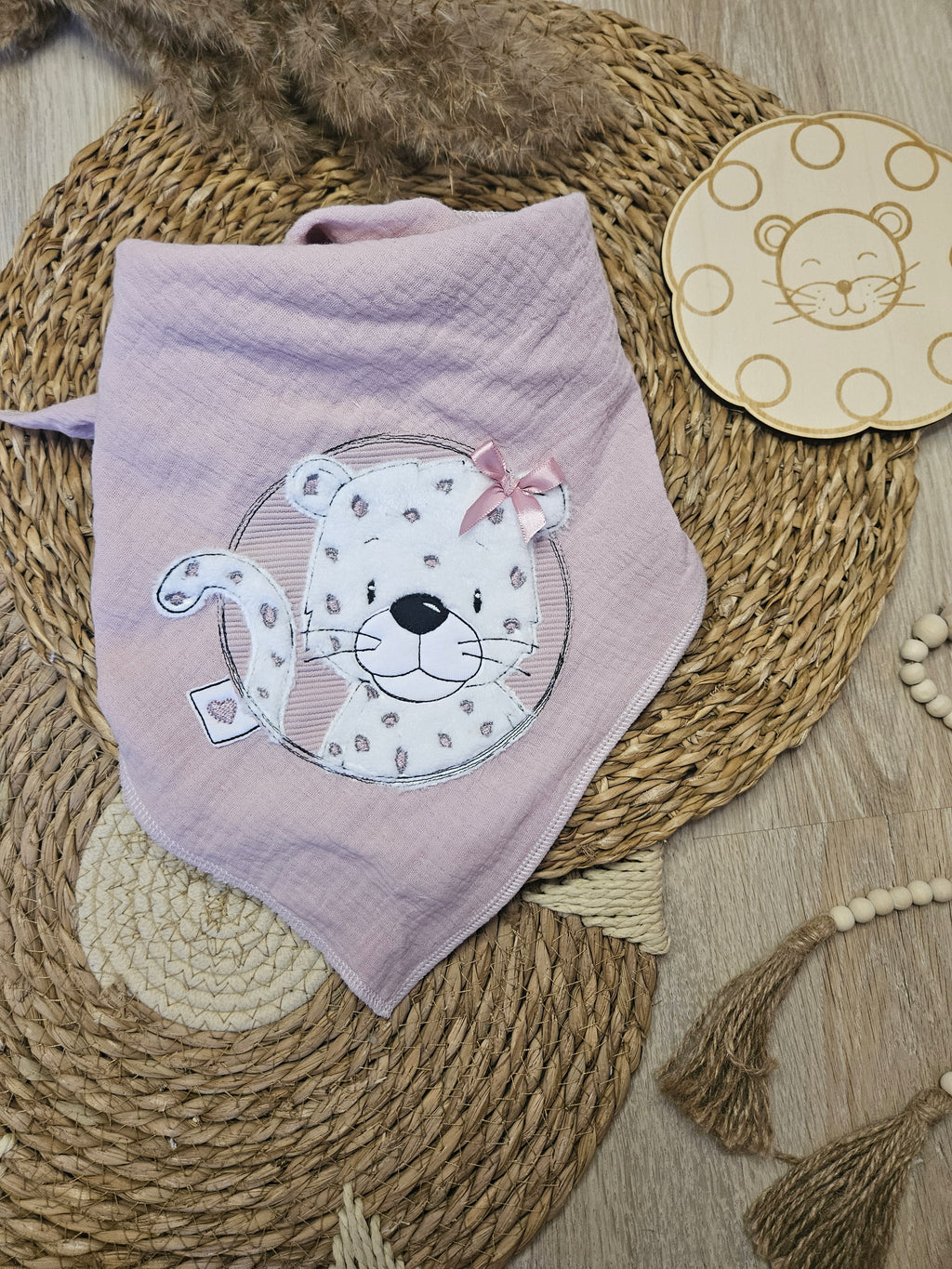 Baby Musselintuch "Schneeleopard" mit Schneeleopard-Stickmotiv, 100% Baumwolle Musselin, 60x60 cm, handgenäht | Little Falili
