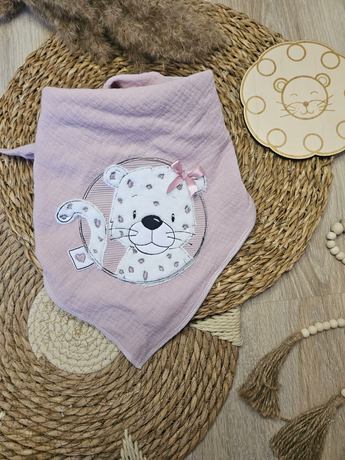 Baby Musselintuch "Schneeleopard" mit Schneeleopard-Stickmotiv, 100% Baumwolle Musselin, 60x60 cm, handgenäht | Little Falili
