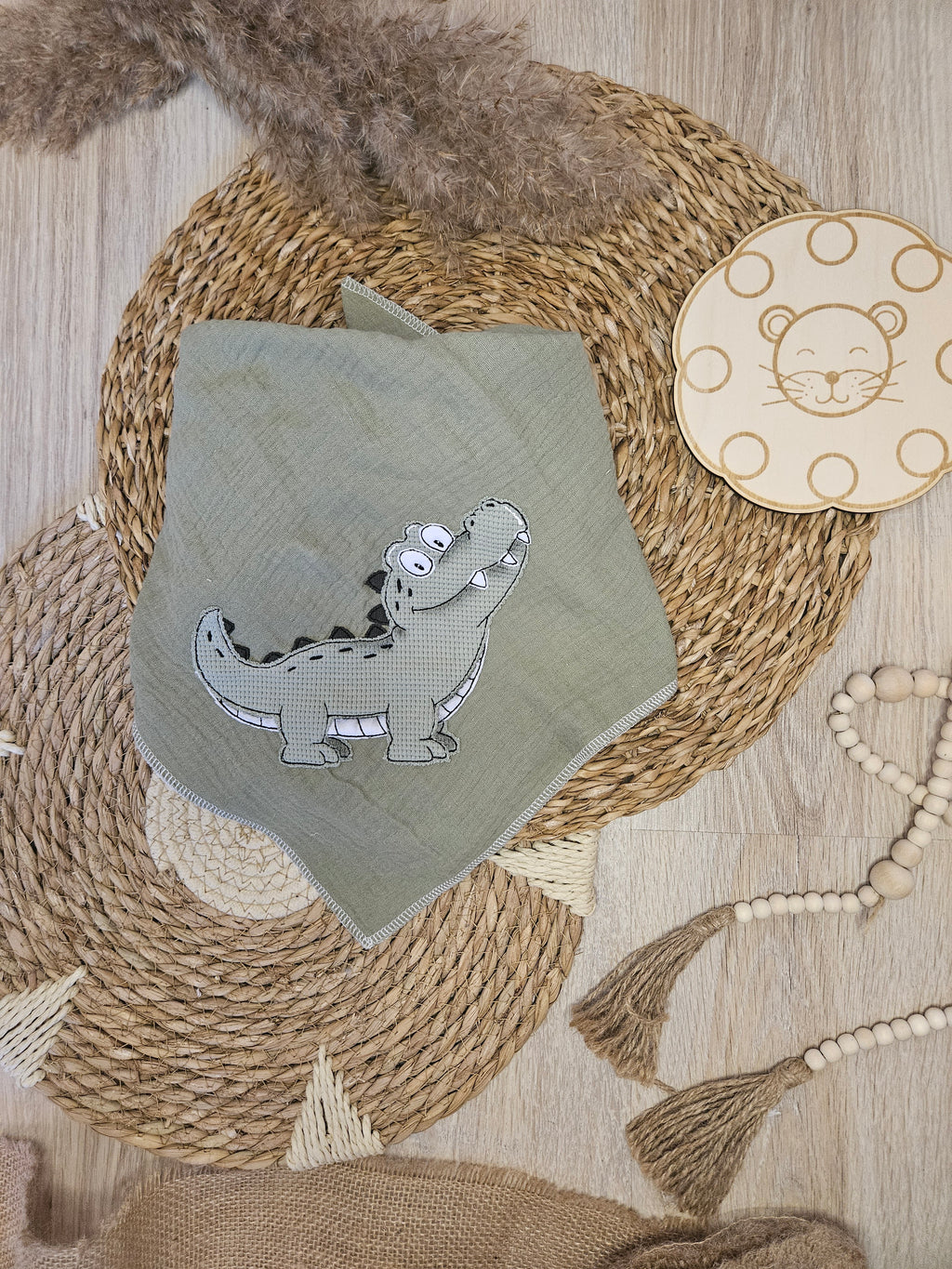 Musselintuch "Krokodil" mit Krokodil-Stickmotiv, 100% Baumwolle Musselin, 60x60 cm, handgenäht | Little Falili
