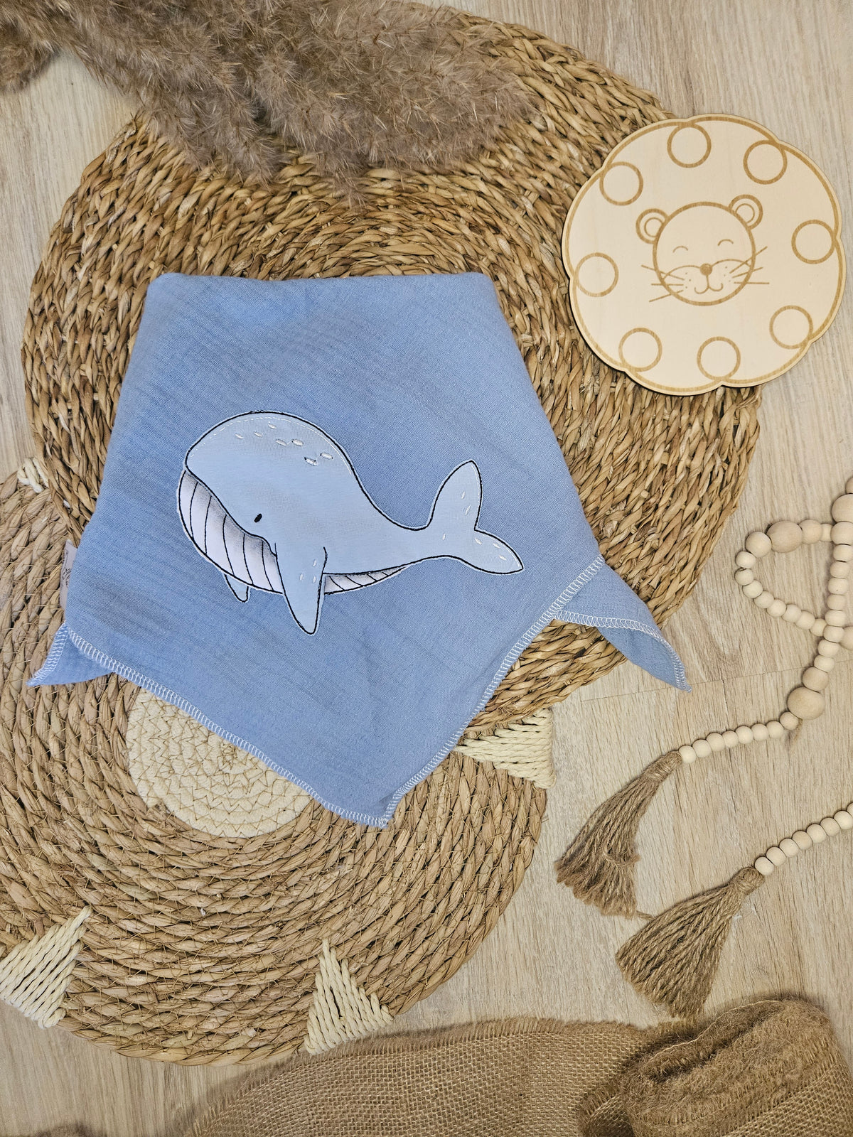 Baby Musselintuch "Wal" mit Wal-Stickmotiv, 100% Baumwolle Musselin, 60x60 cm, handgenäht | Little Falili
