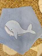 Baby Musselintuch "Wal" Detailansicht Wal-Stickerei, Musselin 100% Baumwolle, als Dreieckstuch gebunden | Little Falili
