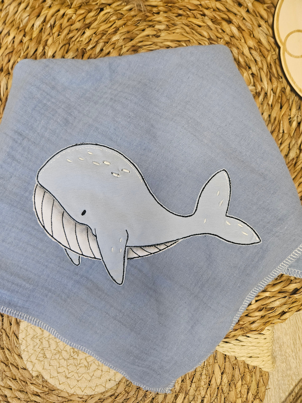 Baby Musselintuch "Wal" Detailansicht Wal-Stickerei, Musselin 100% Baumwolle, als Dreieckstuch gebunden | Little Falili
