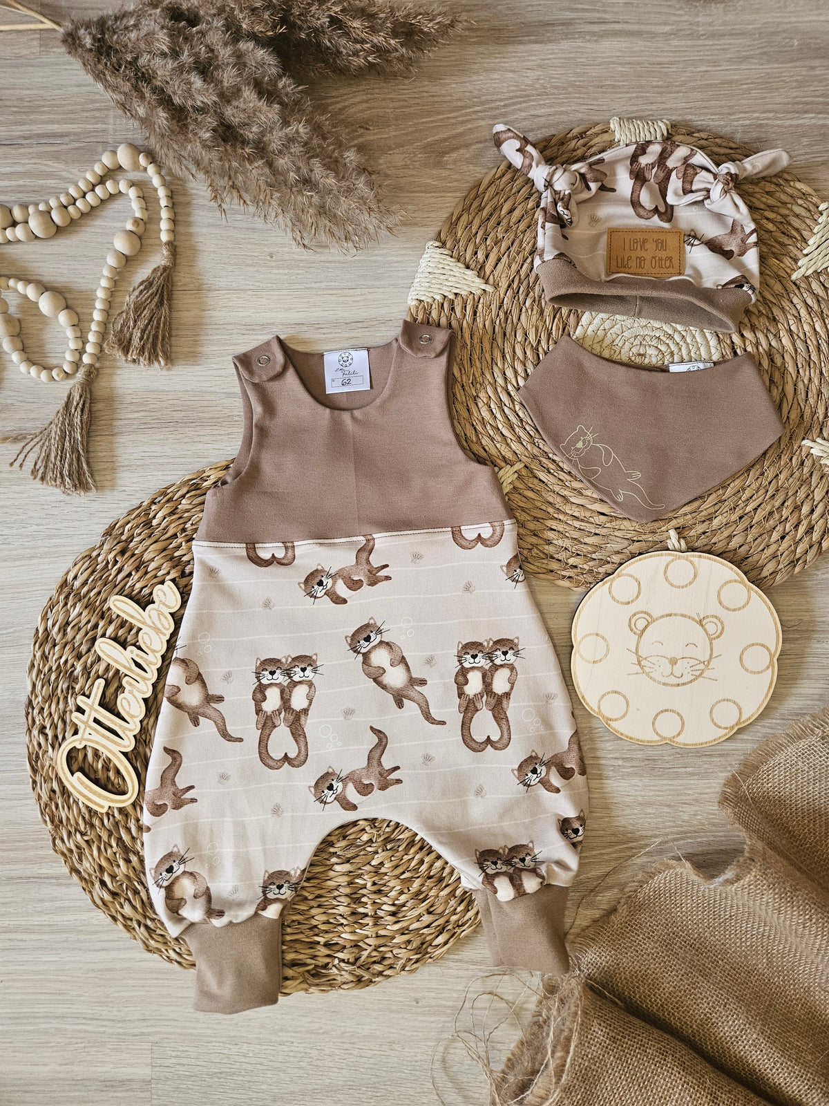 Baby-Strampler „Otterliebe“ in Braun und Sand mit selbst gezeichnetem Otter-Design, Mütze separat erhältlich