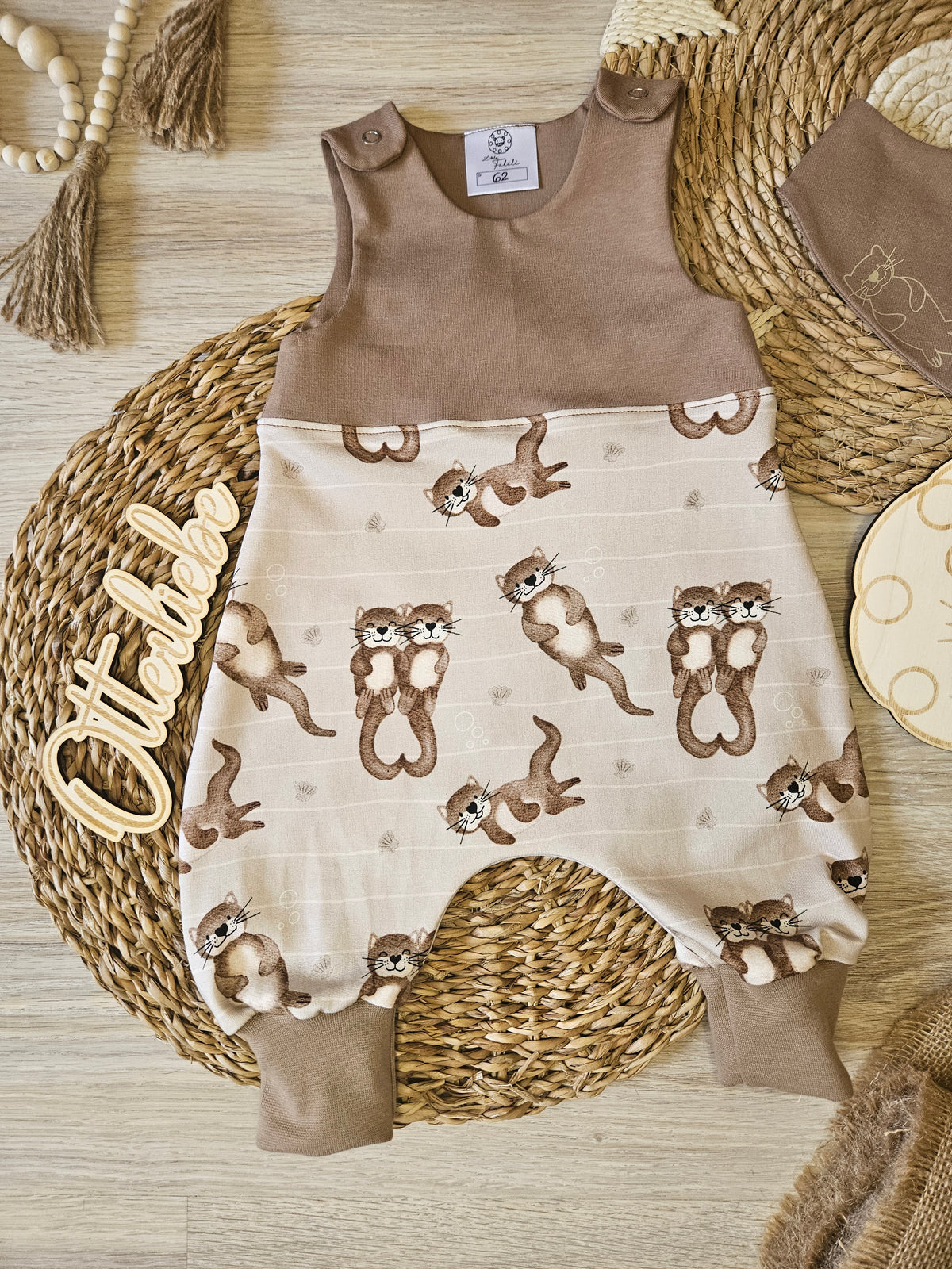 Detailansicht Otter-Motivstoff French Terry in Sand – selbst gezeichnetes Design für Baby Strampler "Otterliebe", Little Falili