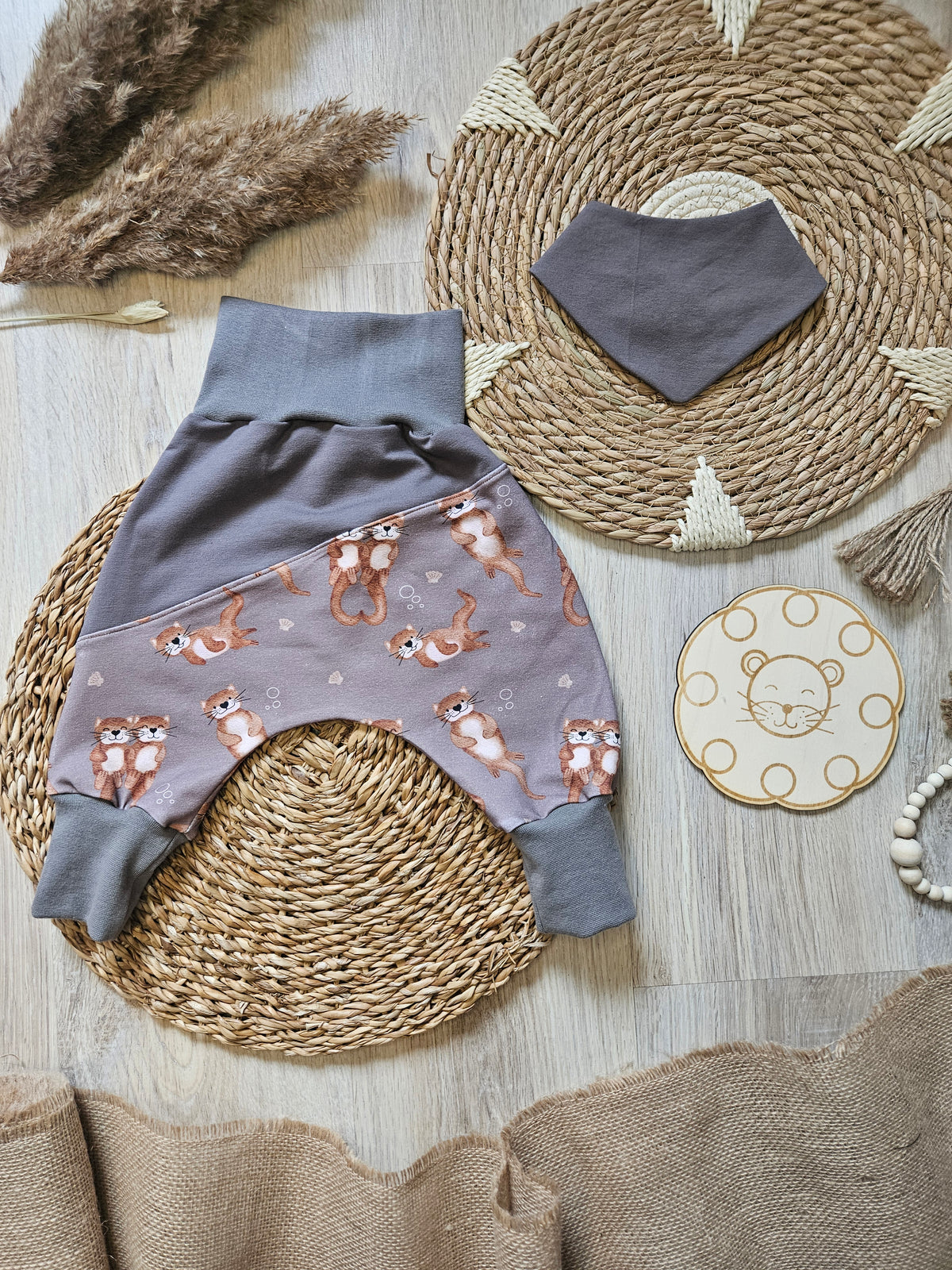 Pumphose "Otter taupe" mit Otter-Motiv in Taupe, French Terry 95% Baumwolle 5% Elasthan, handgenäht – Mitwachshose | Little Falili
