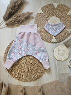 Pumphose "Blumenmeer" mit Blumenmuster, French Terry & Waffeljersey 96% Baumwolle 4% Elasthan, handgenäht – Mitwachshose | Little Falili
